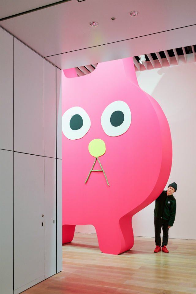 飯川雄大のピンクの猫が伝える、SNS時代における“共感のズレ”——六本木