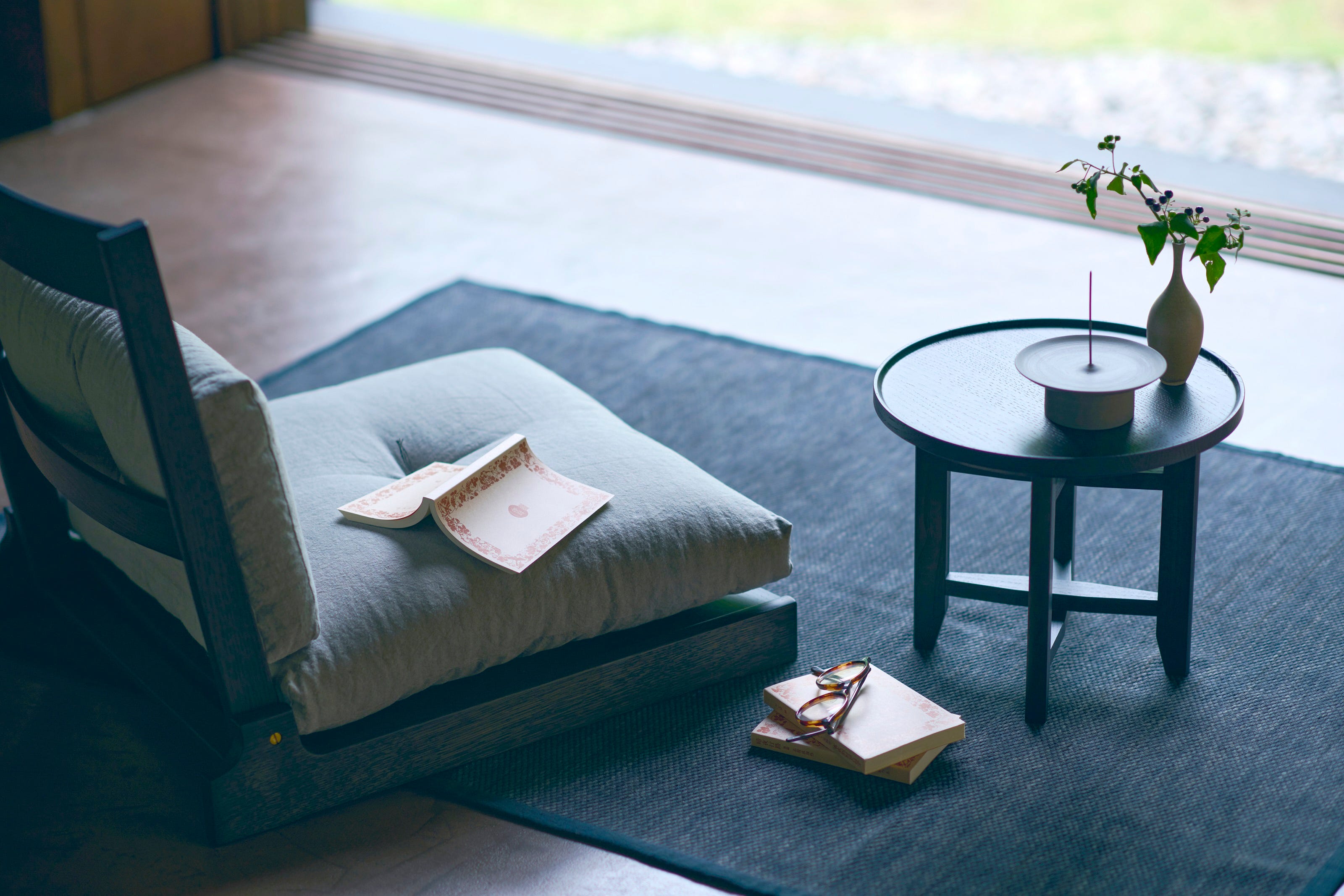 中川政七商店がカリモク家具と協業で“姿勢よく”くつろげる、座椅子と盆