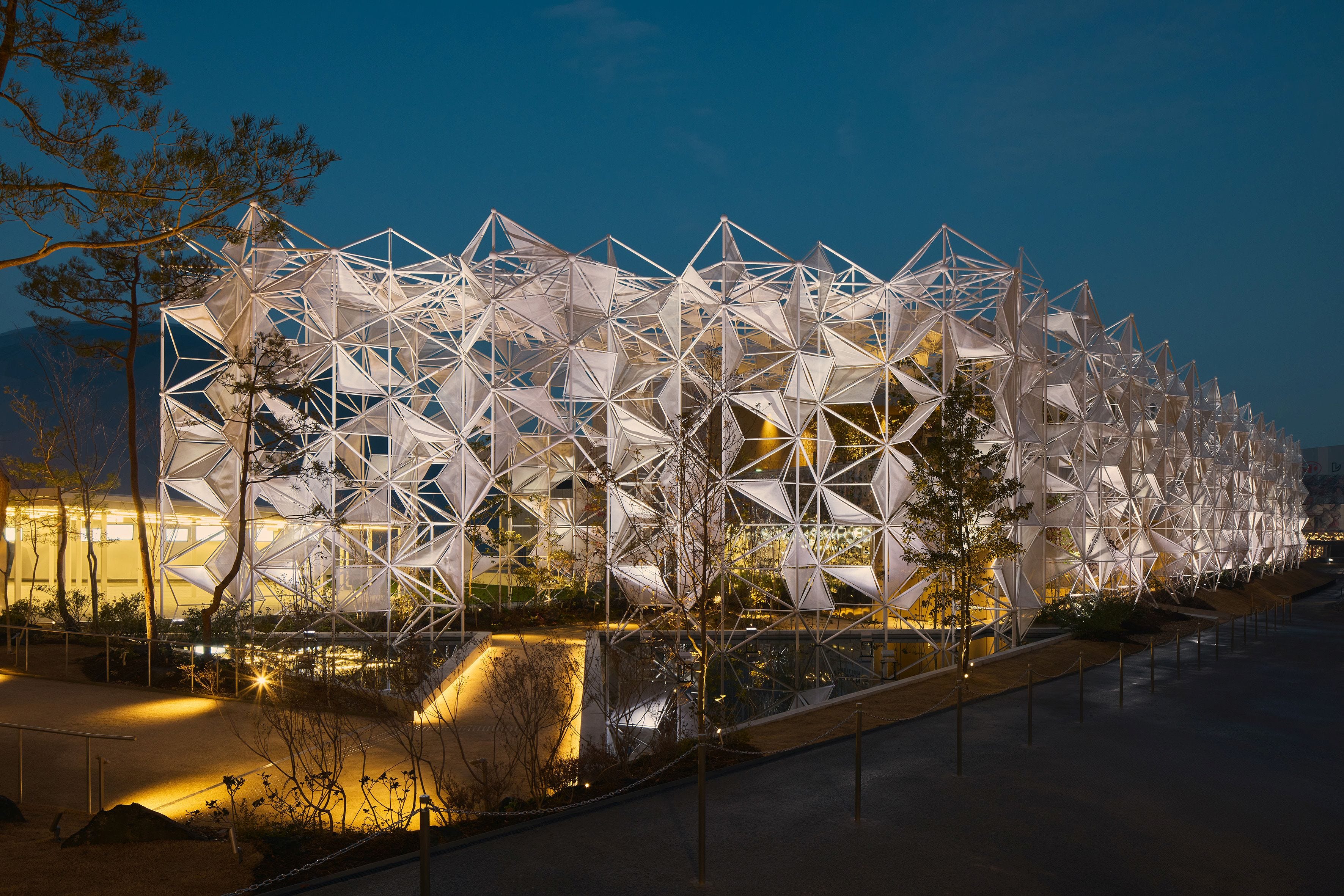 ともに生き、ともに輝く未来へ」。大阪・関西万博のカルティエ