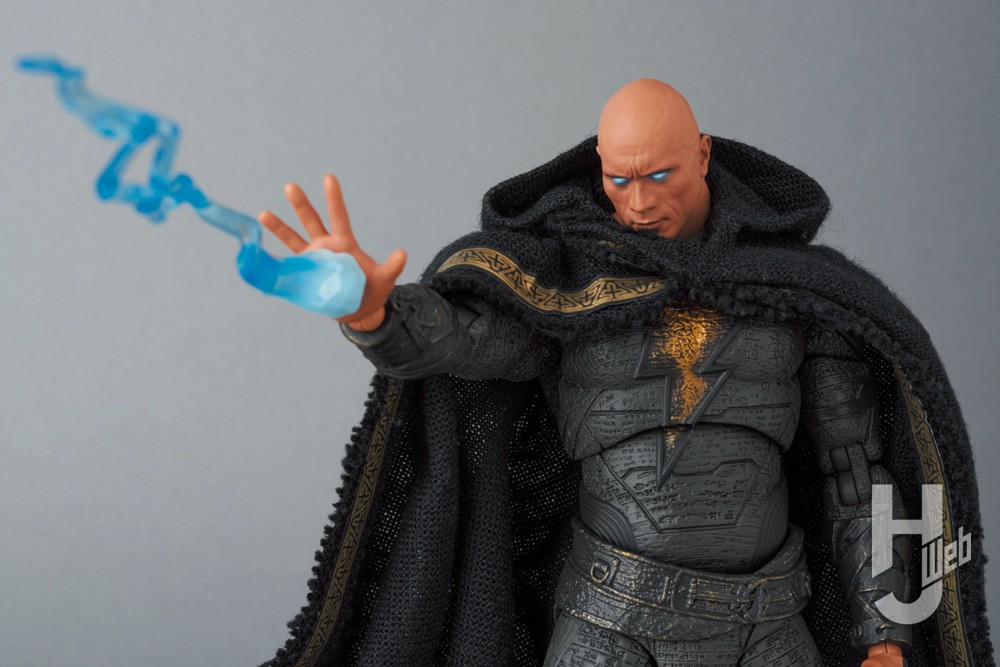 DCコミックのアンチヒーロー、破壊神“ブラックアダム”がアクション