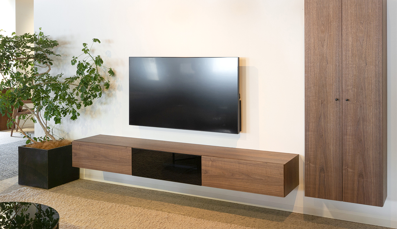 マスターウォールの壁掛けAVボード「DECORA AV BOARD」で、リビング