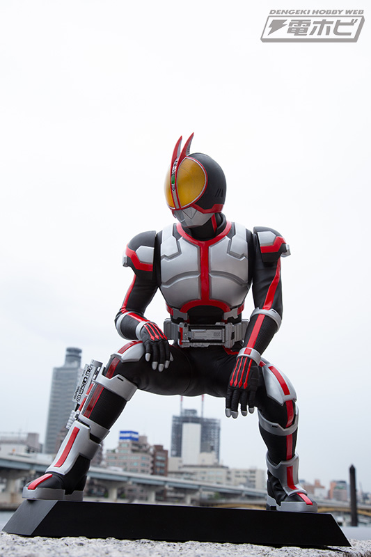 ファイズの特徴でもあるLED発光ギミックも搭載！『仮面ライダー555