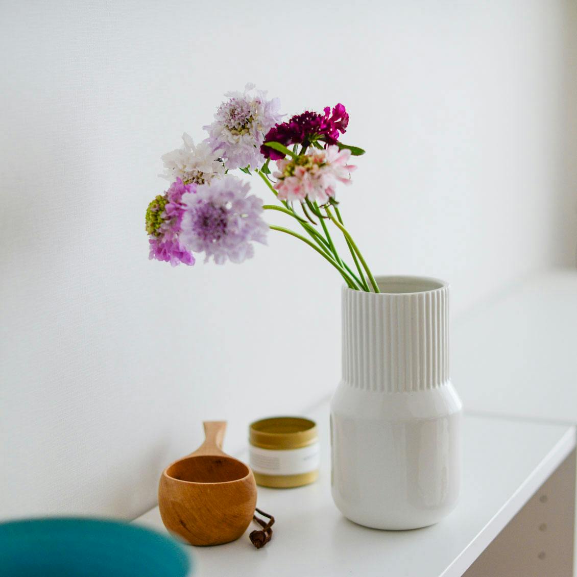 花との暮らし、はじめよう」白磁のフラワーベース - 北欧、暮らしの道具店