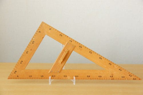 スウェーデンで見つけた古くて大きな木製三角定規 - 北欧、暮らしの道具店