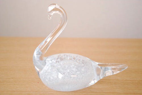 スウェーデンで見つけたガラスの白鳥オブジェ - 北欧、暮らしの道具店