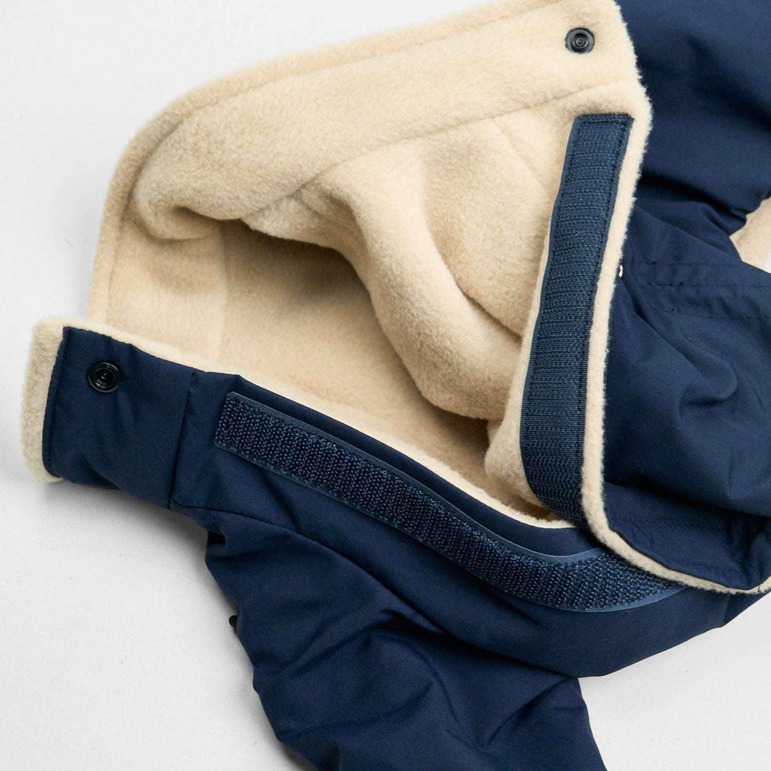 APOLLO SUITS | Howly | 調整機能と保温性を備えた、ミニマルなドッグ