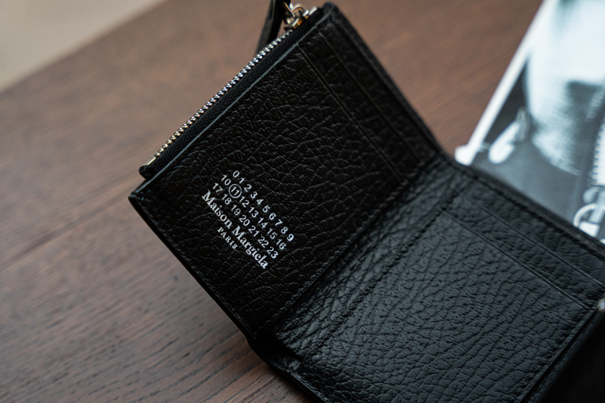 メゾンマルジェラのジップ コンパクト トリフォールド ウォレット