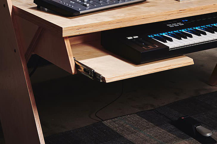 あのAppleも採用した“DAW用デスク”、Output「Platform」が日本に上陸