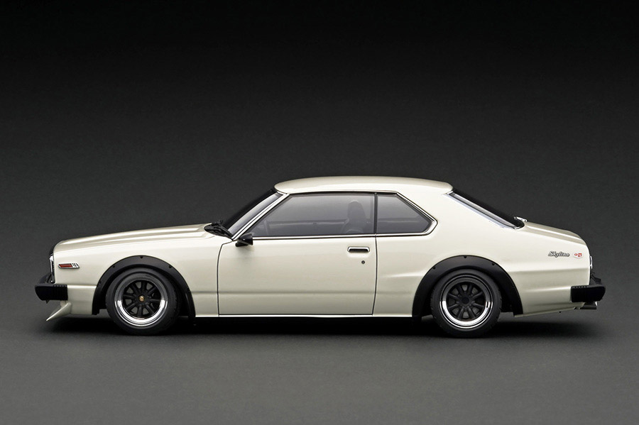 IG3233 1/18 Nissan Skyline 2000 GT-ES (C210) White With Engine