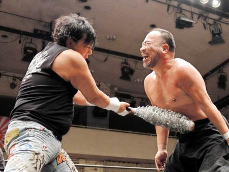 長州力 vs 大仁田厚 - ノーロープ有刺鉄線電流爆破デスマッチ 試合写真