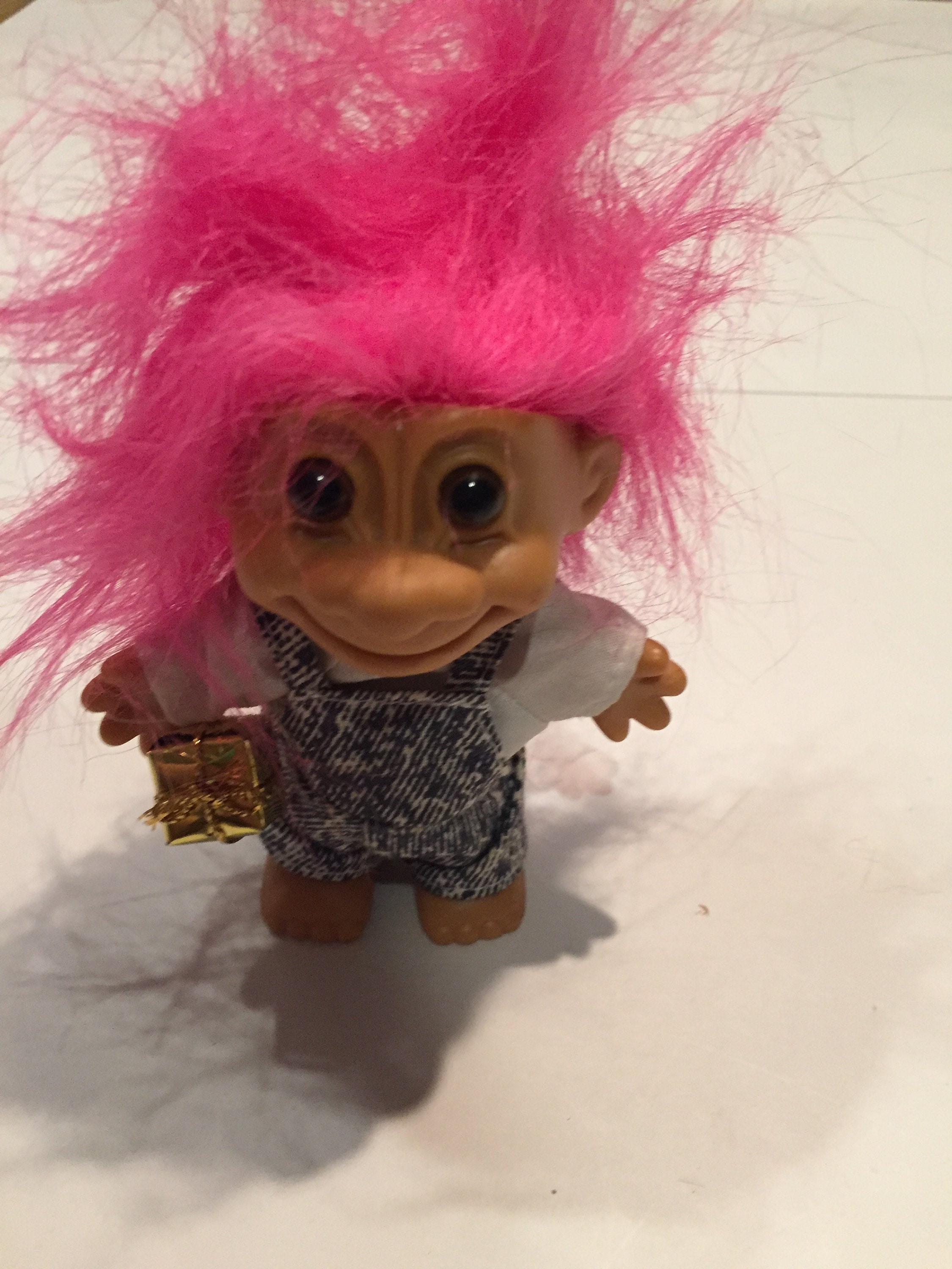 プレゼントを持ったオーバーオールを着たピンク髪のトロール - ラス