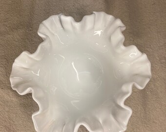 フェントン ホブネイル ホワイト ミルクガラス 花瓶：フリルエッジ