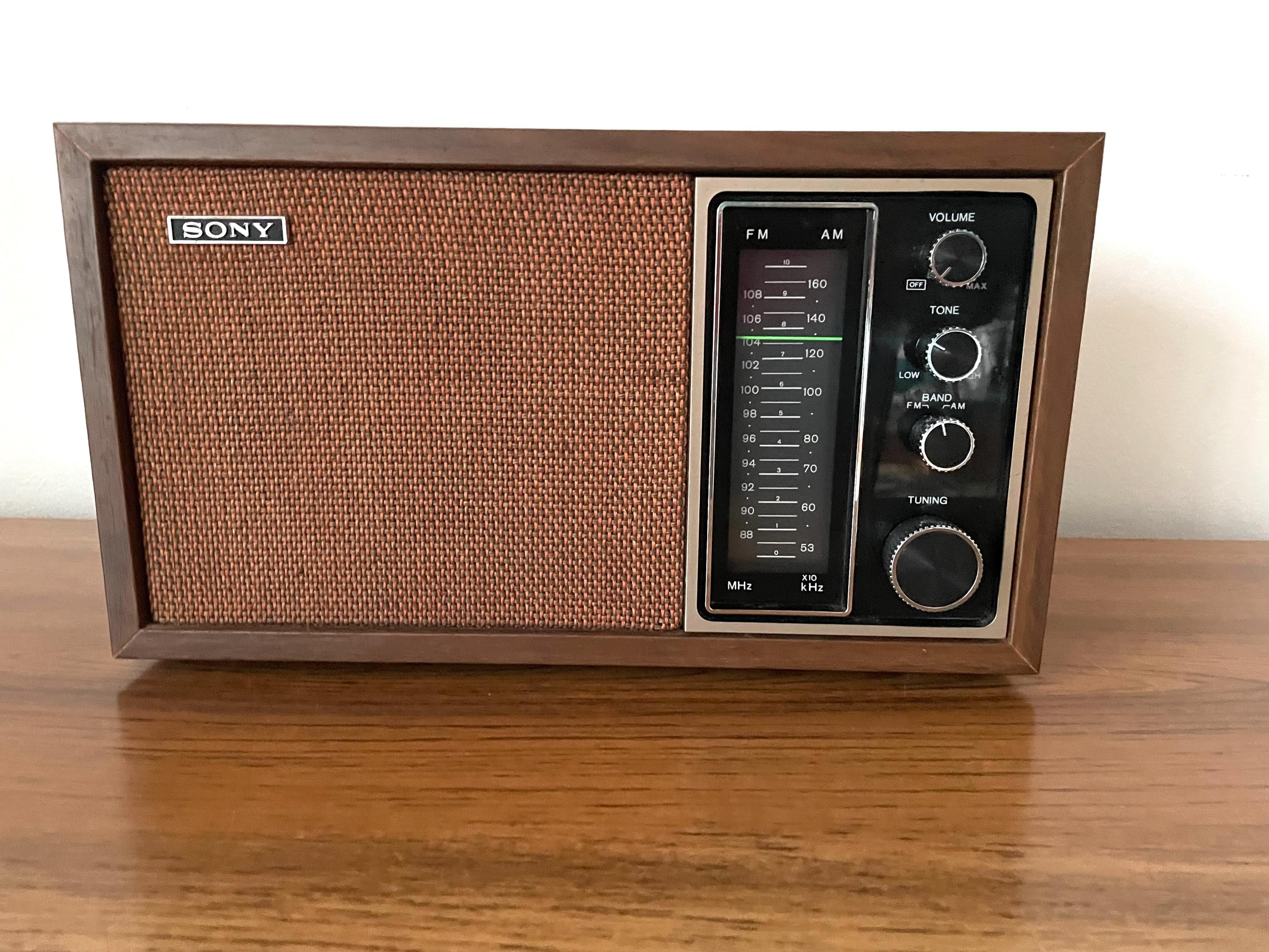 ソニーのソリッドステートラジオ：ヴィンテージ70年代風木目調（AM/FM