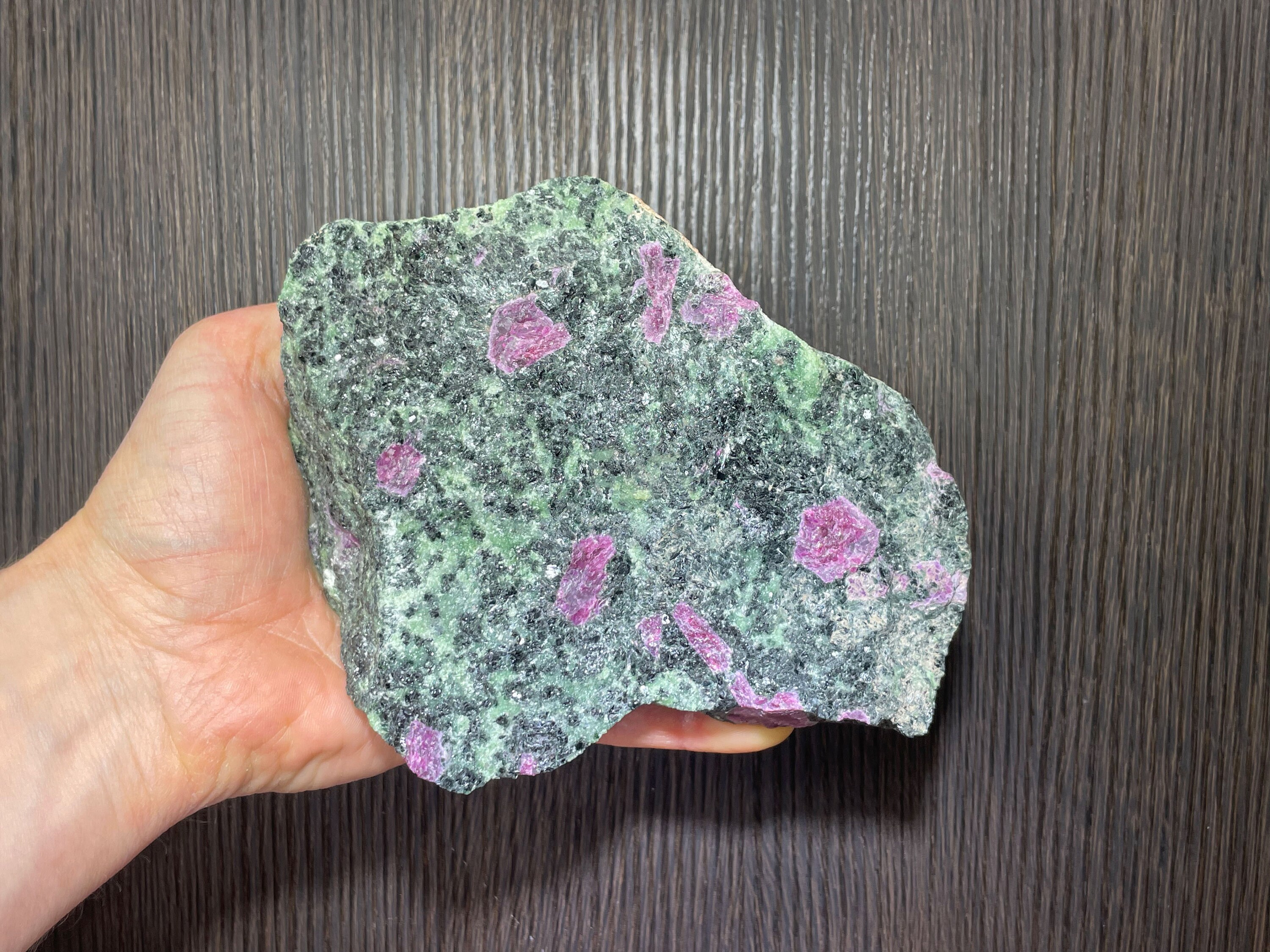 アフリカ産のクロムゾイサイト中の蛍光コランダム（ルビー） - 旧