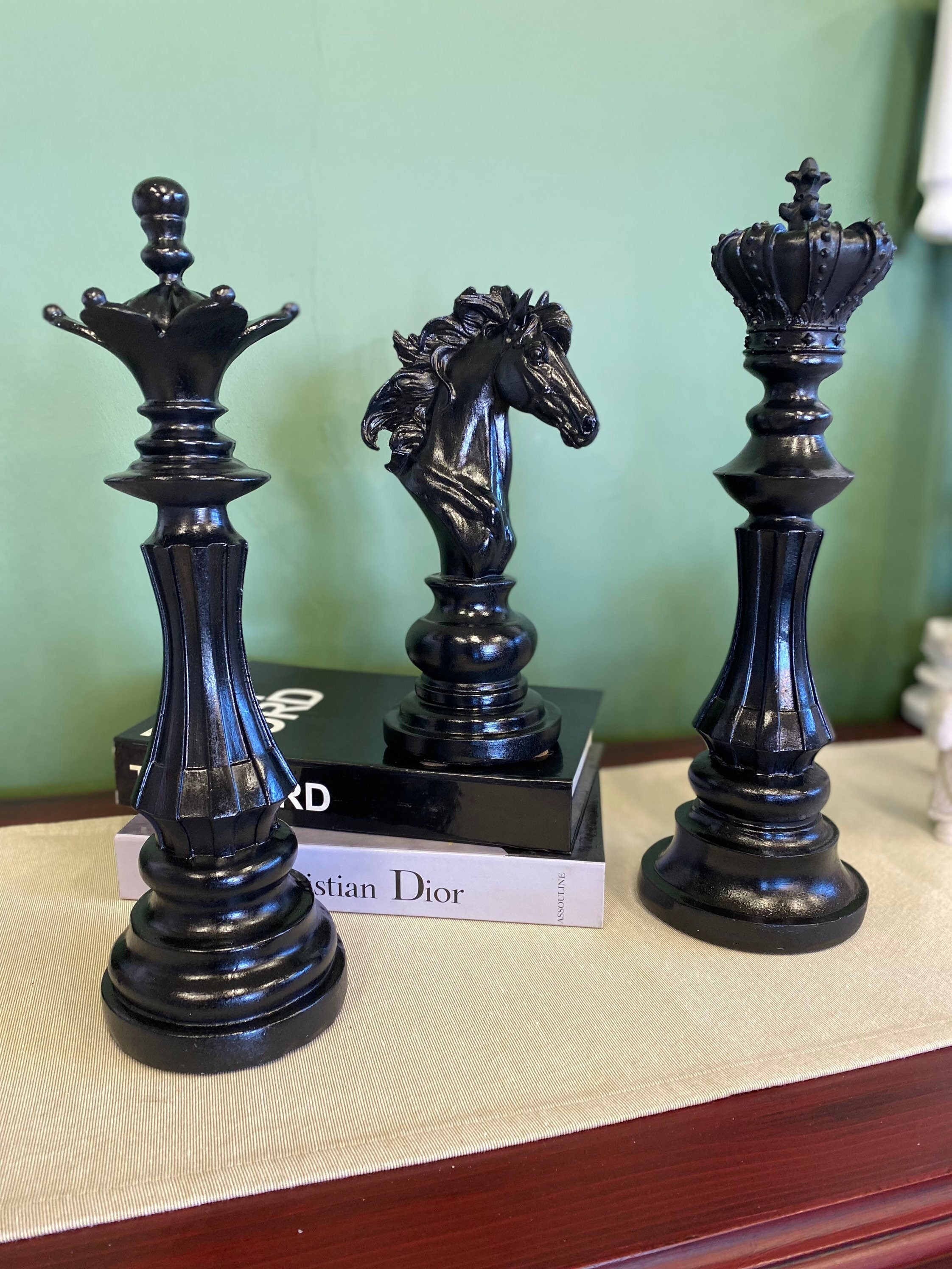 大きなチェス駒の彫刻 15.7インチ、馬のチェスキングクイーン像