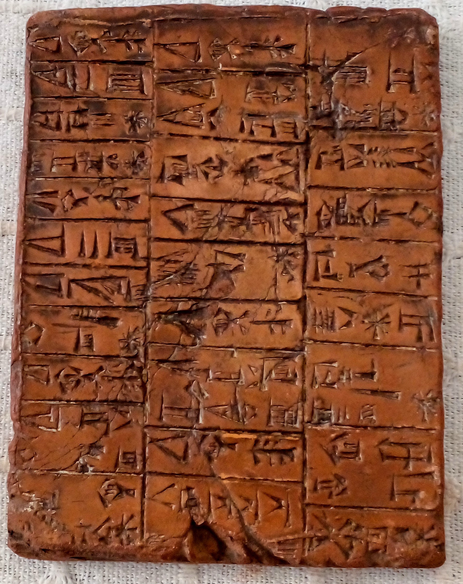 最初の碑文を発見した文明であるシュメール人は、粘土板に楔形文字で