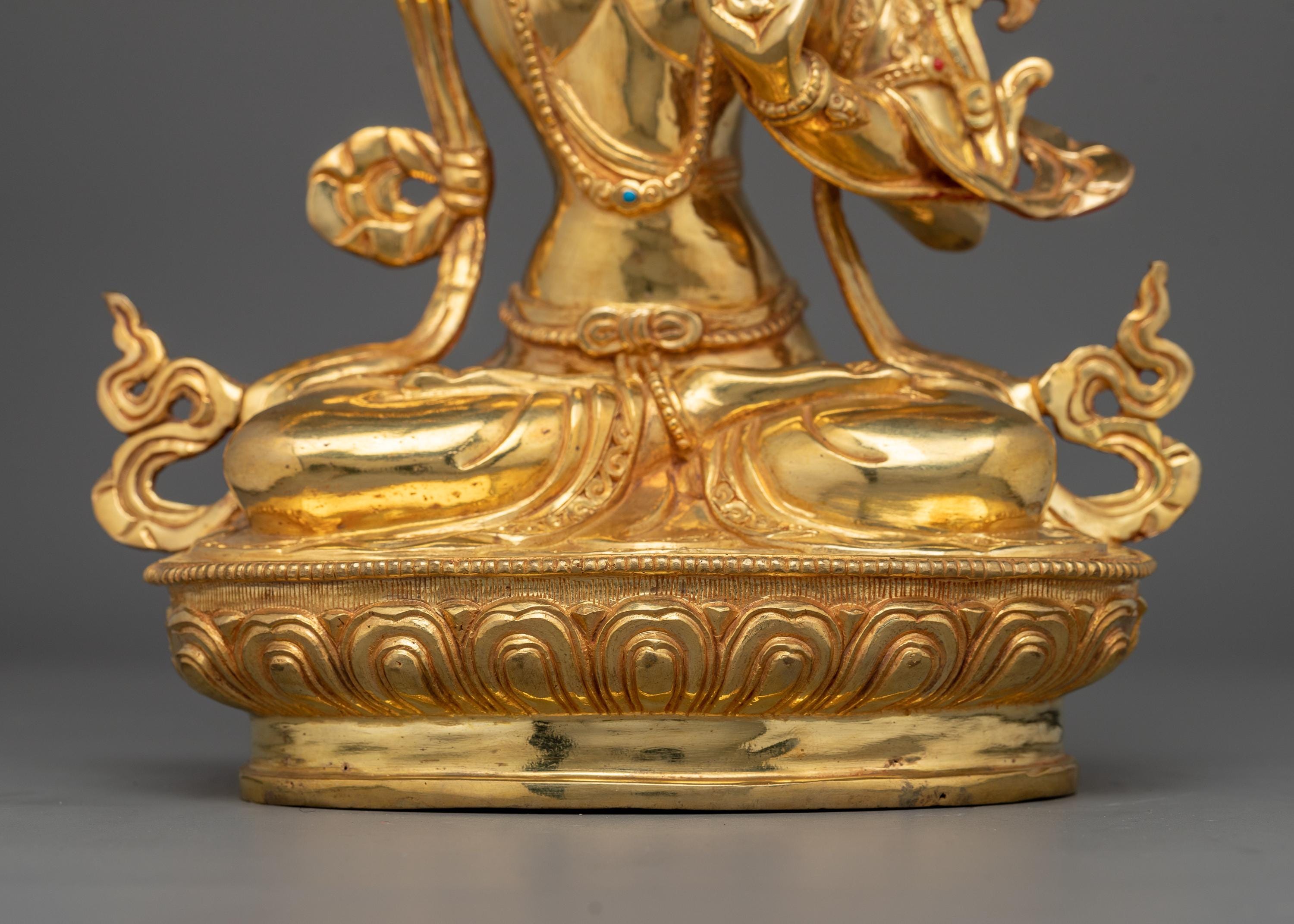 文殊菩薩の智慧の剣を持つ像 | 聖なる般若波羅蜜多経を授かった智慧の