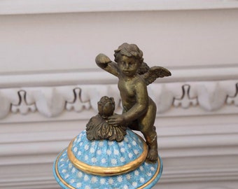青い磁器の花瓶：ブロンズの天使が飾られたアンティークの棺 - Etsy 日本