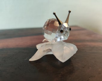 スワロフスキークリスタル カタツムリの置物（葉っぱの上） - 箱入り