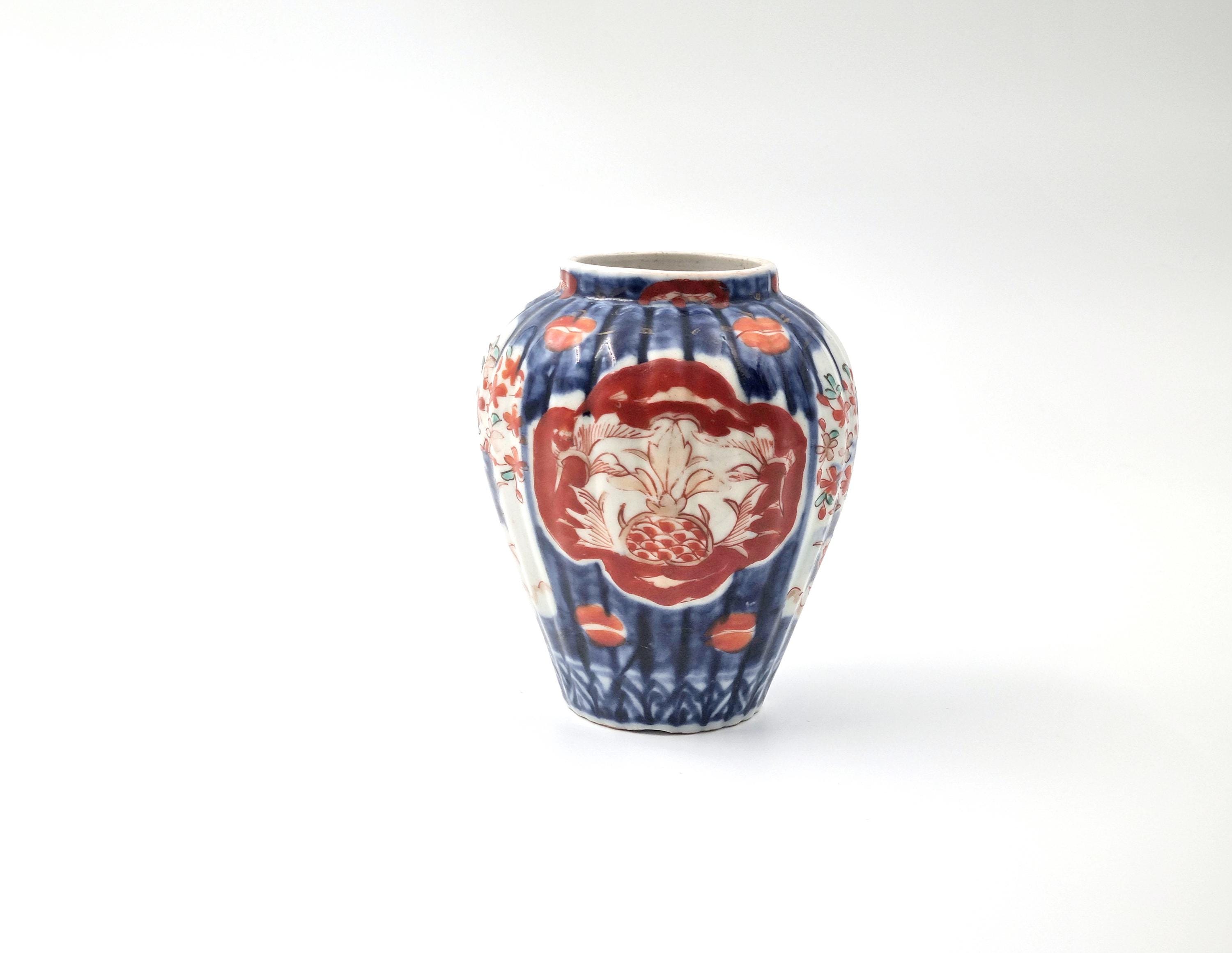 希少な伊万里焼の壺：日本の磁器の花瓶、青と赤の花模様、1900年代