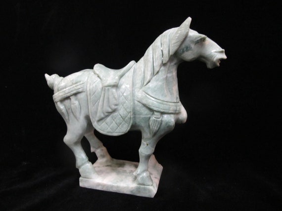 中国彫刻の緑色の石の馬の彫刻像 - Etsy 日本