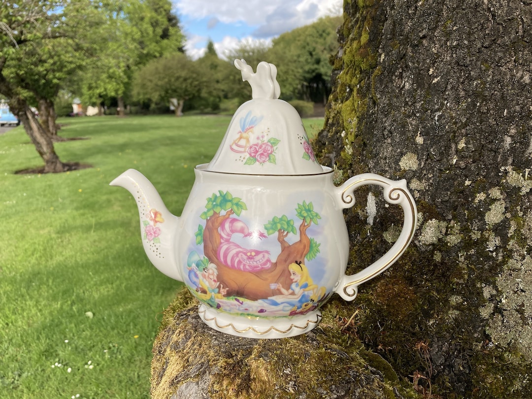 ディズニーパーク「不思議の国のアリス」ティーポット アリス、マッド