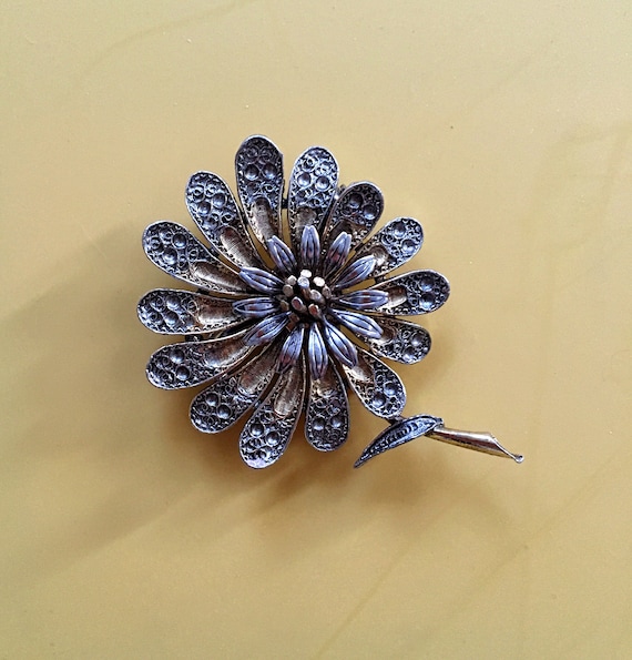 vintage brooch ❀ 彫り模様の美しい シックなお花 ブローチ