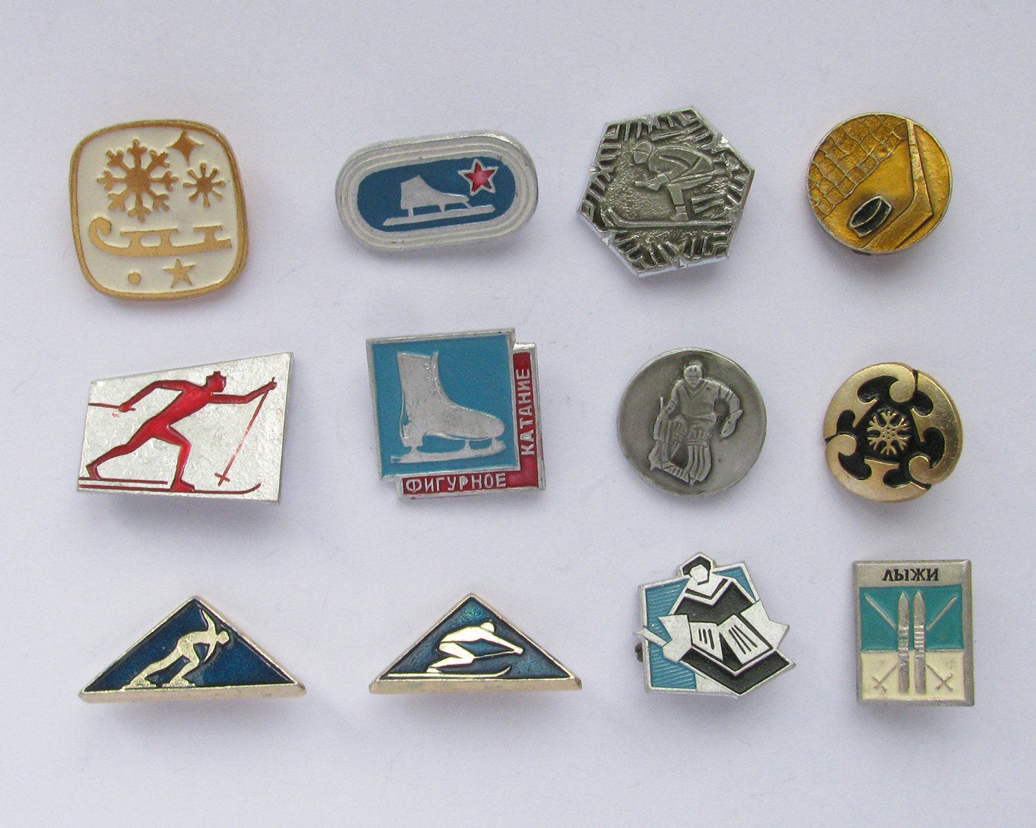 ウィンタースポーツピン、ピンを選ぶ、ヴィンテージバッジ、クリスマス