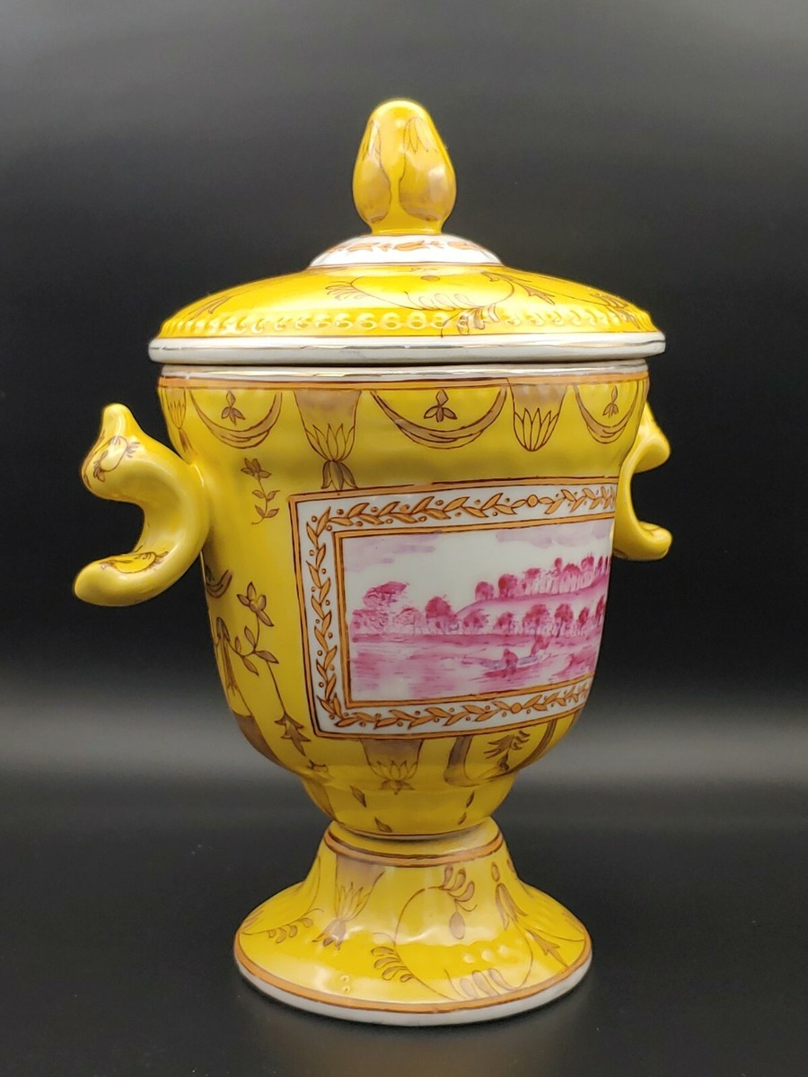 金色装飾の陶器製蓋付き容器 金色装飾の陶器製蓋付き容器