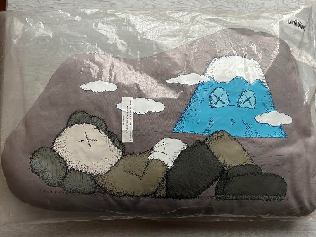 KAWS HOLIDAY富士山ぬいぐるみ Grey シリアルナンバー入り KAWS