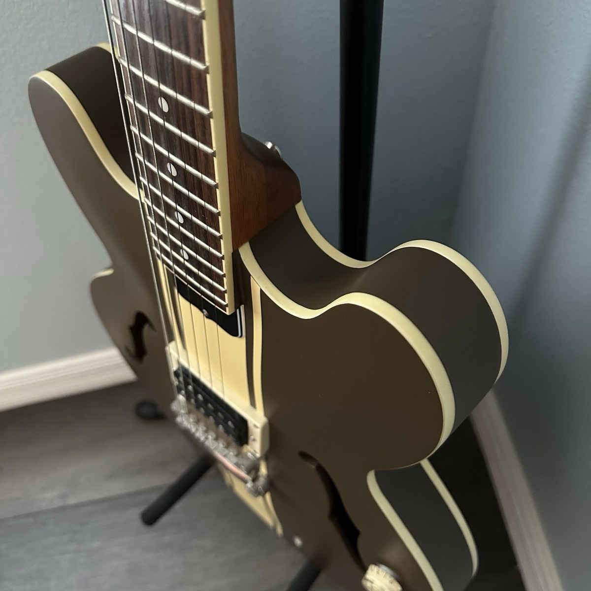 Epiphone ES-333 Tom DeLonge Blink 182 Signature Guitar With Hard