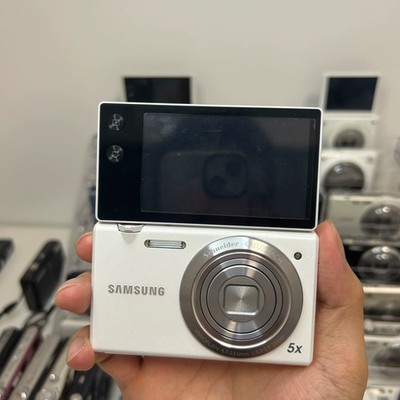 Samsung MV800 Flip-out Tiltable Touch Screen Compact Digital