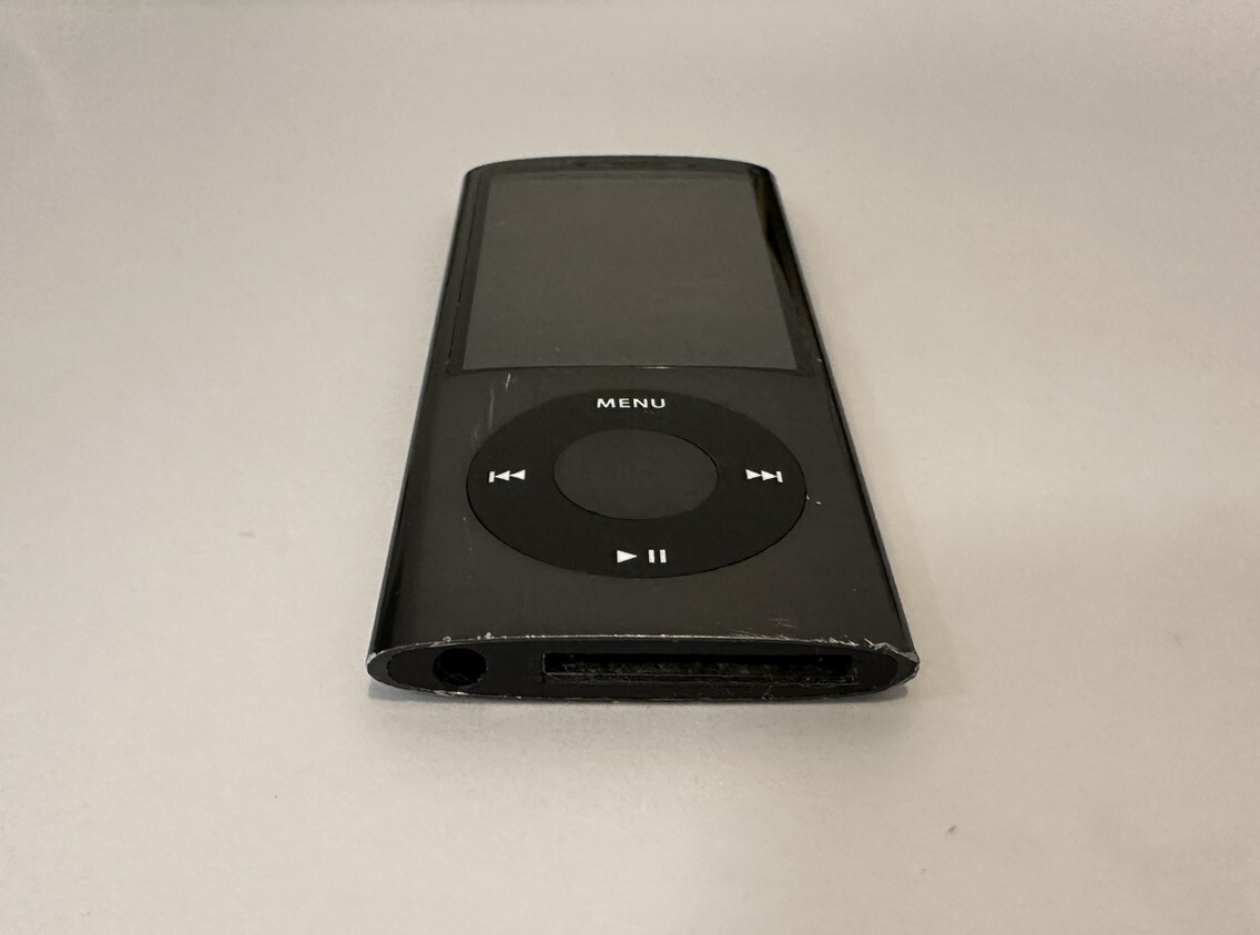 Apple iPod nano 5th Generation Black (16 GB) Works Great