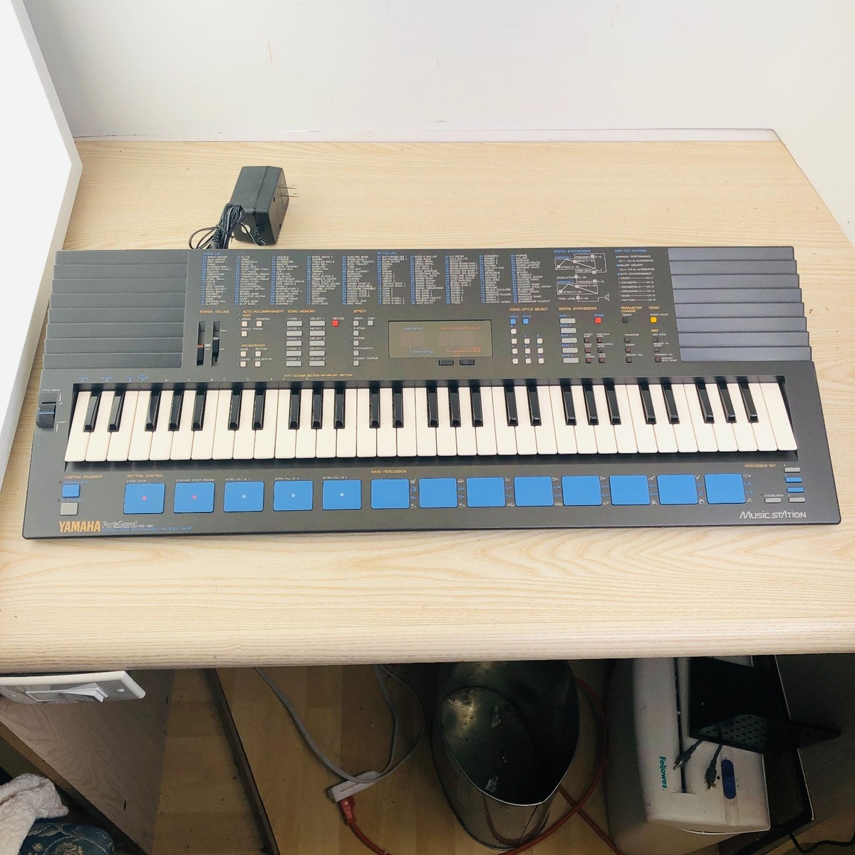 Yamaha PortaSound PSS-680 PCM MIDI FM Synthesizer Keyboard W