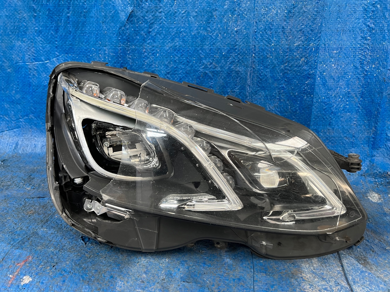 黒漆の象嵌の入った小引き出しです。韓国製です