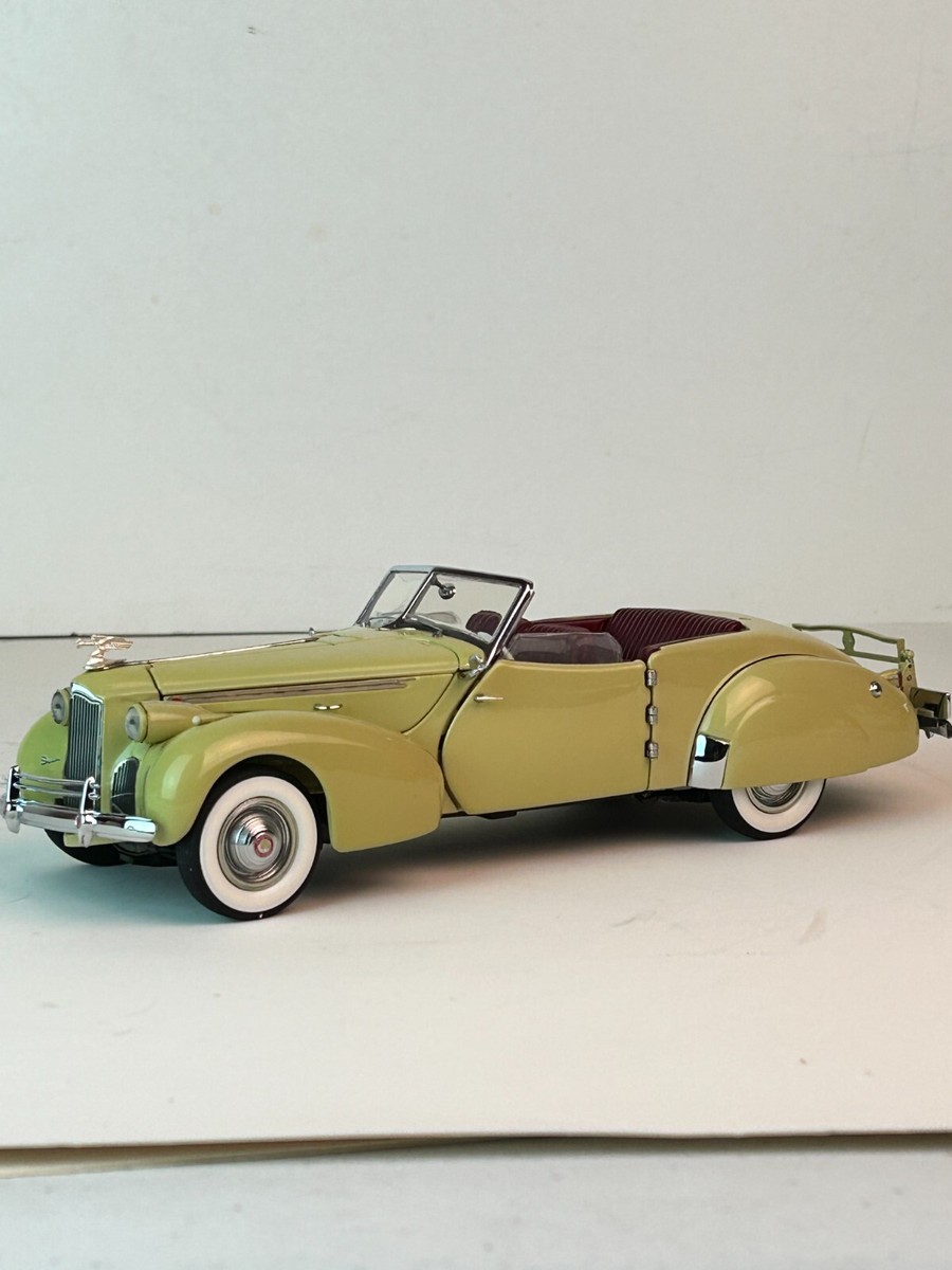 Franklin Mint 1:24 Scale 1940 Packard Darrin Convertible with Box