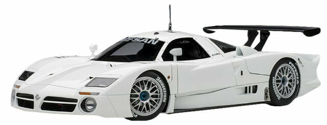 AUTOart Nissan R390 GT1 Diecast Model Car - White, 1/18 Scale
