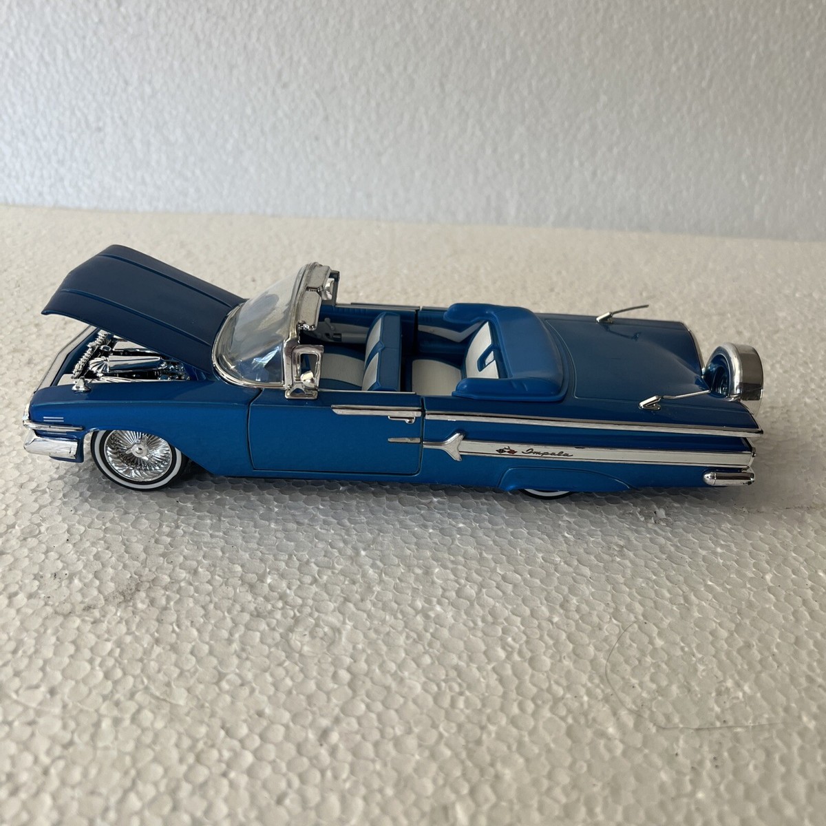 JADA STREET LOW 1960 IMPALA CONVERTIBLE RARE BLUE 1:24 DIE CAST