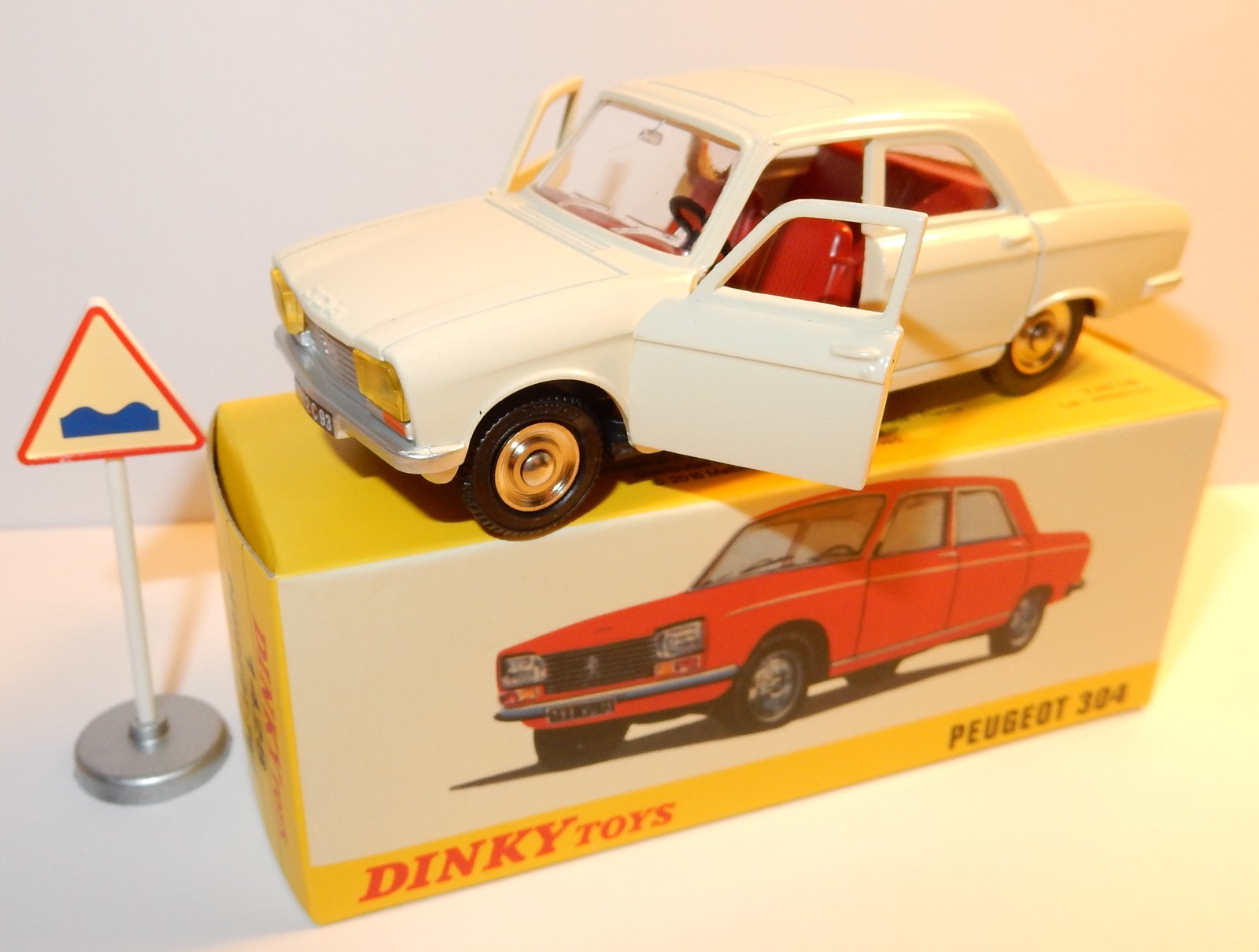 Dinky 1428, Peugeot 304 - Free Price Guide & Review