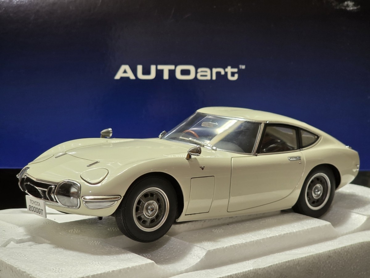 Autoart Toyota 2000 GT 1:18 Scale Diecast Model Car 78753 White