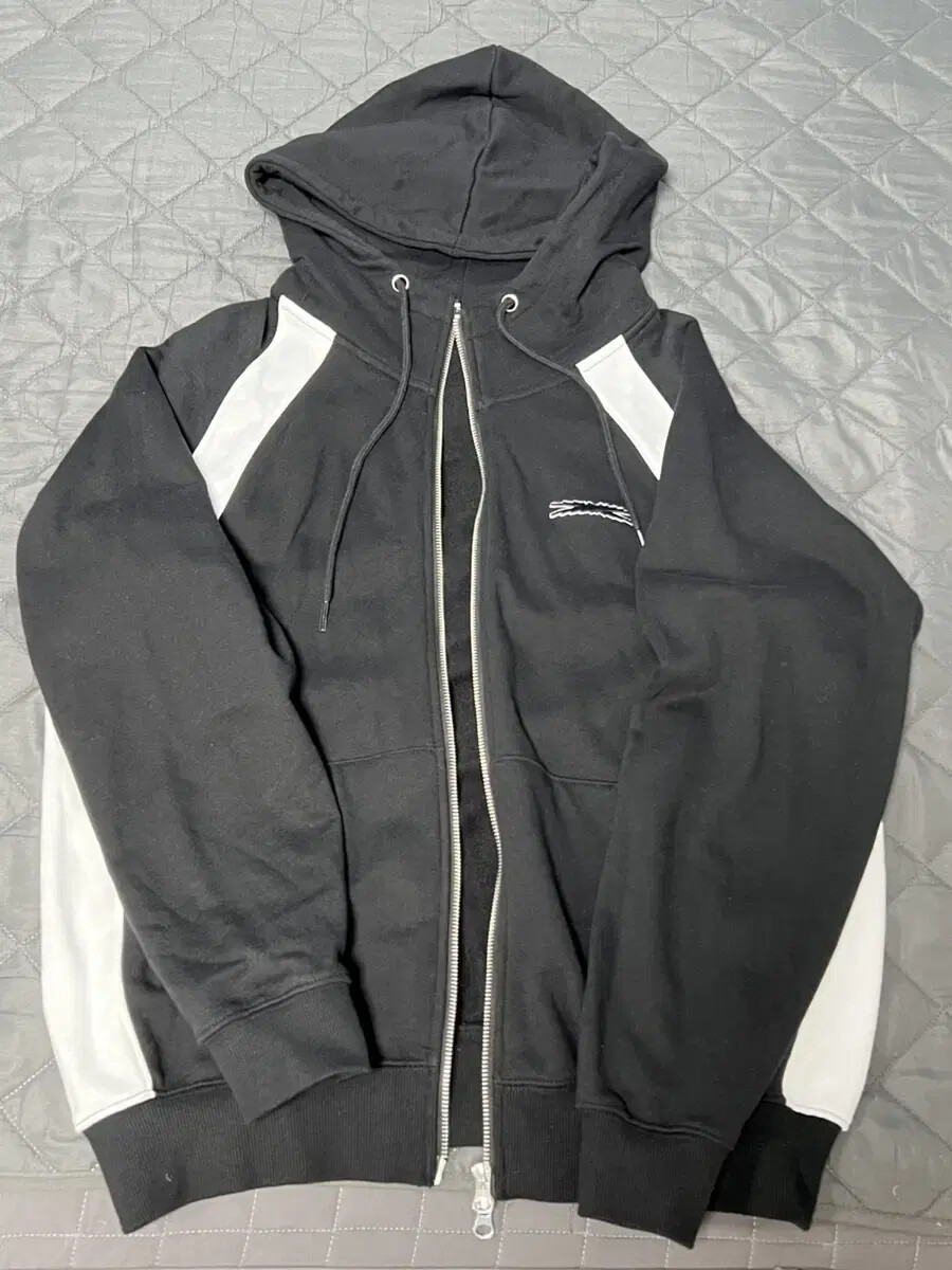 OFFICIAL GOODS] (PRE-ORDER) LE SSERAFIM OFFICIAL MERCH / Track