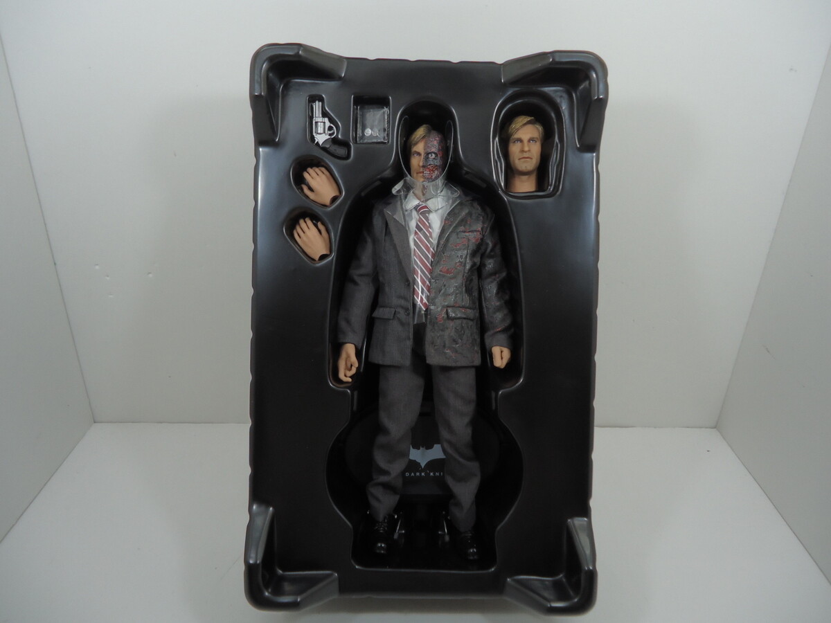 Hot Toys Batman The Dark Knight Two-Face Harvey Dent Figure 1/6