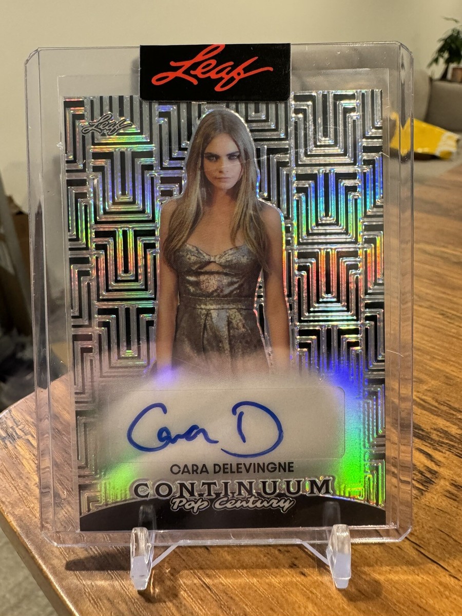 カーラ・デルヴィーニュ 直筆サイン入りカード 1/1