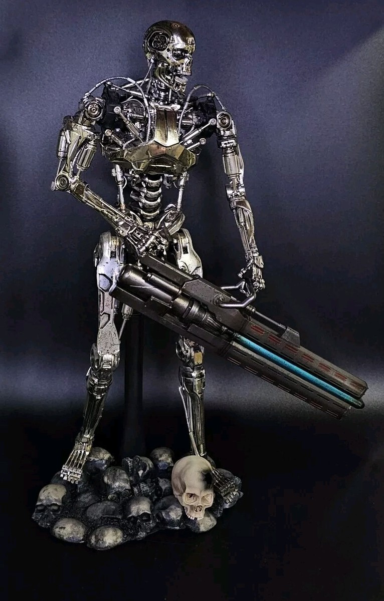 Hot Toys Terminator Genisys Endoskeleton + Custom Skull + Stand T