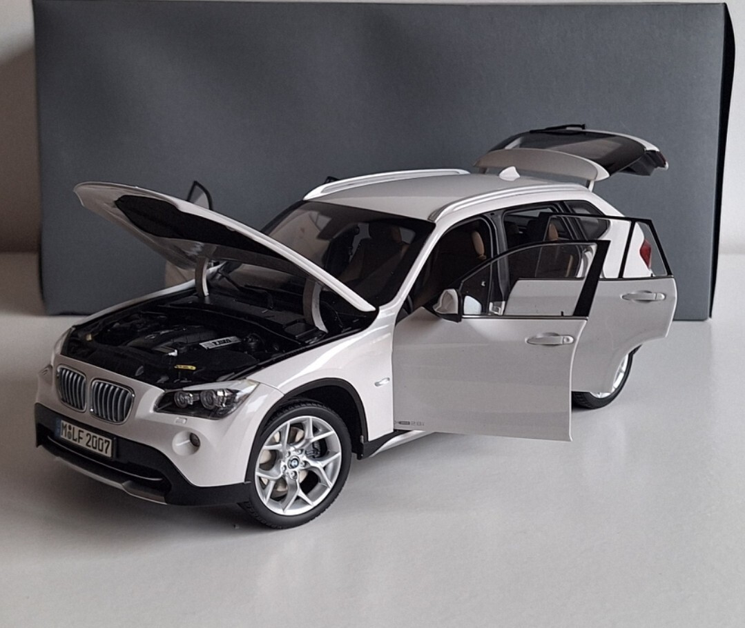 1/18 BMW X1 ディーラー品 ミニカー ホワイト 内装ブラウン 1/18 BMW