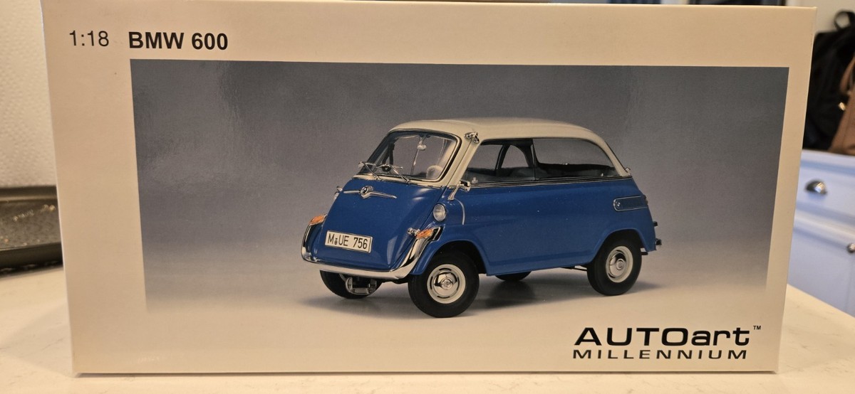 READ** VERY RARE 1/18 Autoart BMW 600 Isetta Dual Tone Blue