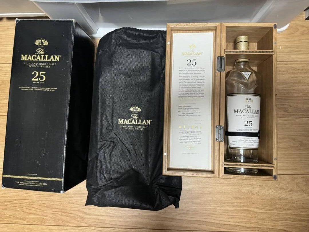Macallan 25 years old Empty bottle with wooden box collection