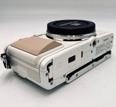 OLYMPUS PEN Lite E-PL7 Digital Camera w/ 14-42mm EZ / 40-150mm