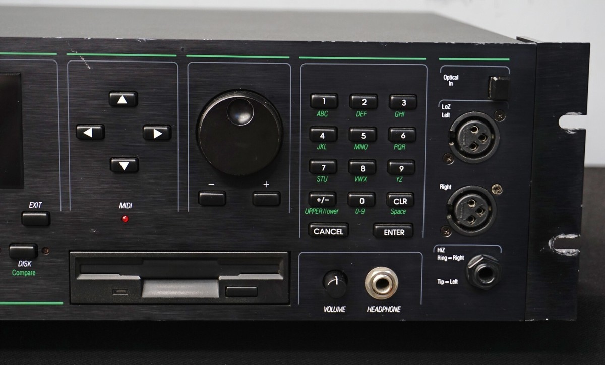 Kurzweil K2000R Variable Architecture Synthesiser & Sampler