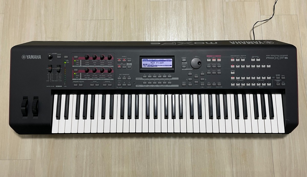 Yamaha MOXF6 61-Key Keyboard Synthesizer with Soft Case and